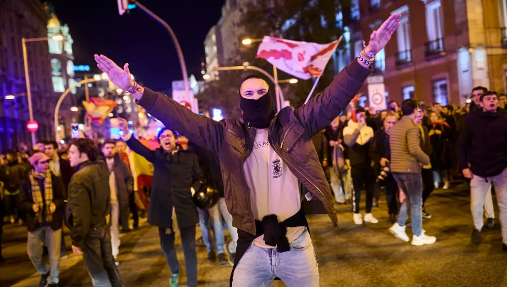 Manifestantes contra la amnistía se concentran frente al Congreso guiados por Alvise y el líder de Desokupa ©