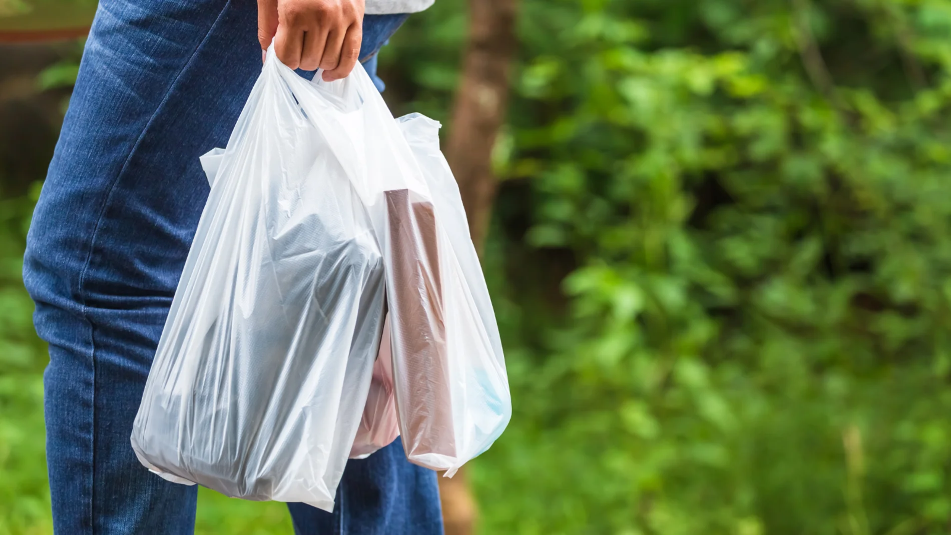 Un viajero critica el uso de bolsas de plástico en Estados Unidos: "Me siento ridículo"