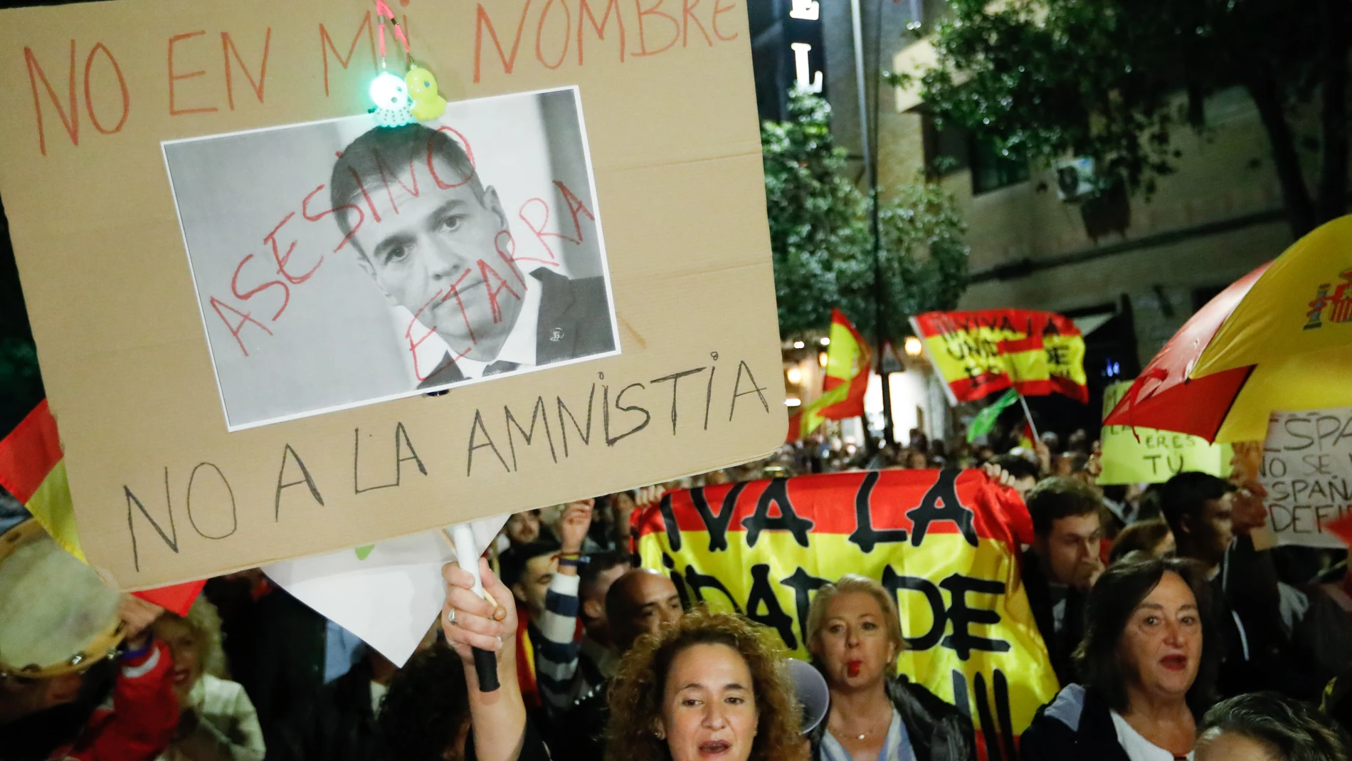 Decenas de personas con pancartas y banderas durante una manifestación en contra de la amnistía, frente a la sede del PSOE en Murcia, a 7 de noviembre de 2023, en Murcia, Región de Murcia (España). El anuncio del acuerdo entre PSOE y ERC para la ley de amnistía, sus concesiones y el probable acuerdo con Junts han generado un descontento social que cada vez con más frecuencia se materializa en manifestaciones y concentraciones de protesta por todo el país. 07 NOVIEMBRE 2023;PROTESTA;CARTELES;...
