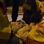 Una anciana auxiliada tras la represión con gas lacrimógeno de la Policía de Marlaska contra los manifestantes de Ferraz