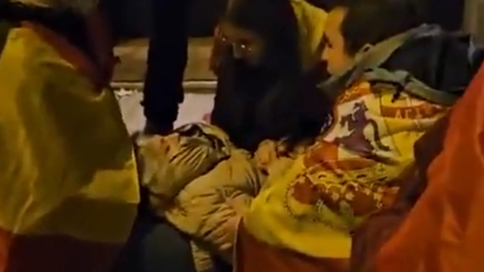 Una anciana auxiliada tras la represión con gas lacrimógeno de la Policía de Marlaska contra los manifestantes de Ferraz