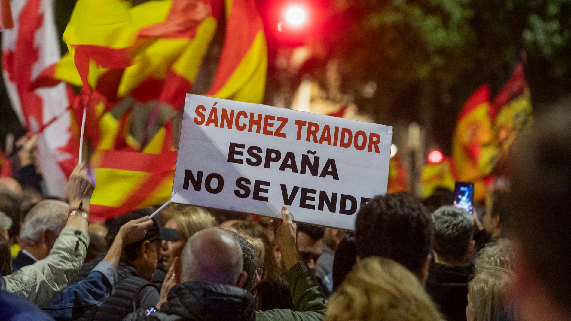MURCIA, 07/11/2023.- Cientos de personas se han concentrado este martes, en la calle Princesa de Murcia, donde se encuentra la sede regional del PSOE, para protestar contra la ley de amnistía. EFE/ Marcial Guillén