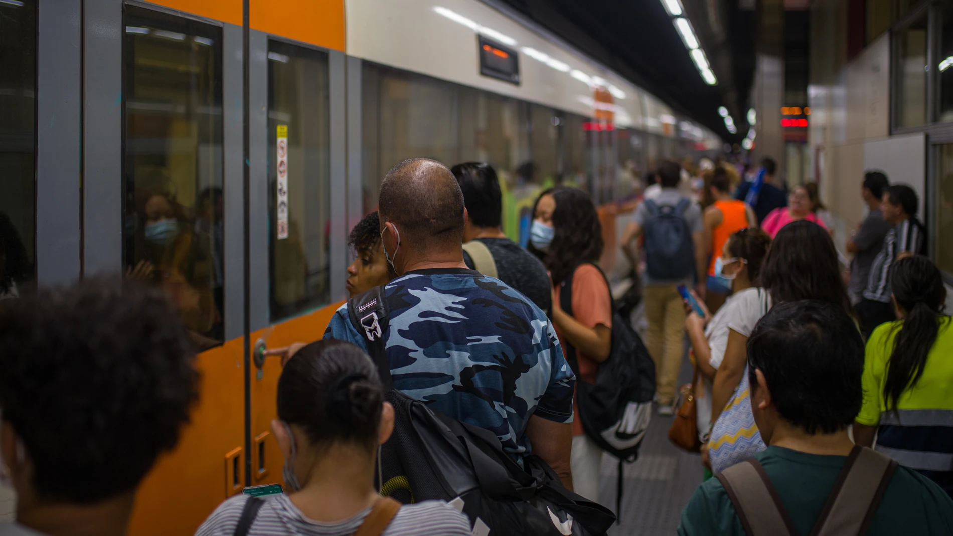 Economía/Transportes.- Los sindicatos convocan cuatro días de huelga en Renfe y Adif contra el traspaso de Rodalies