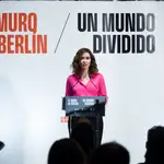 Ayuso visita una exposición sobre el Muro de Berlín