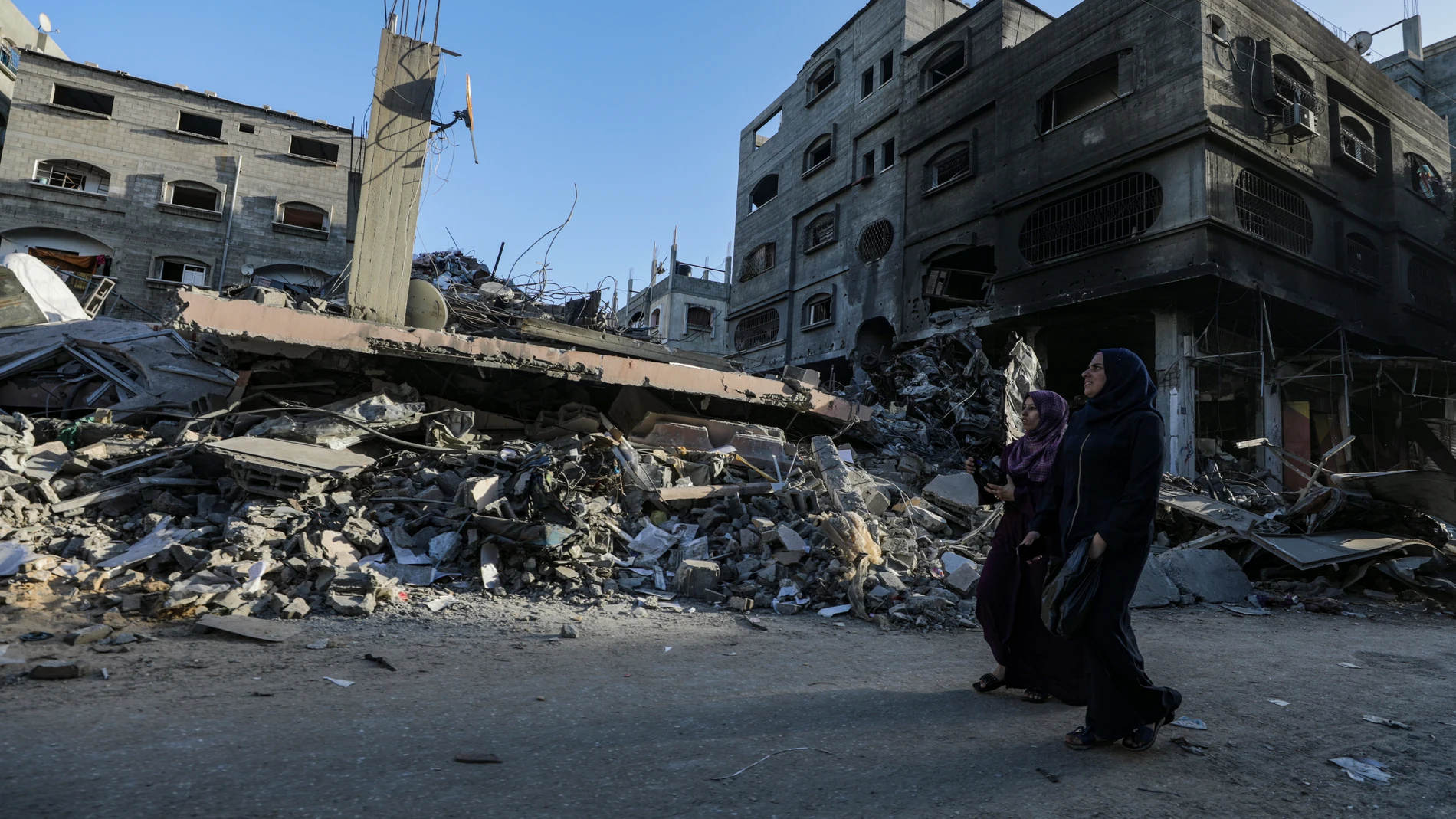 Jabalia Refugee Camp (---), 07/11/2023.- Palestinian women pass destroyed structures in Jabaliya refugee camp in the northern Gaza Strip, 07 November 2023. More than 10,000 Palestinians and at least 1,400 Israelis have been killed, according to the Israel Defense Forces (IDF) and the Palestinian health authority, since Hamas militants launched an attack against Israel from the Gaza Strip on 07 October, and the Israeli operations in Gaza and the West Bank which followed it. EFE/EPA/MOHAMMED SA...