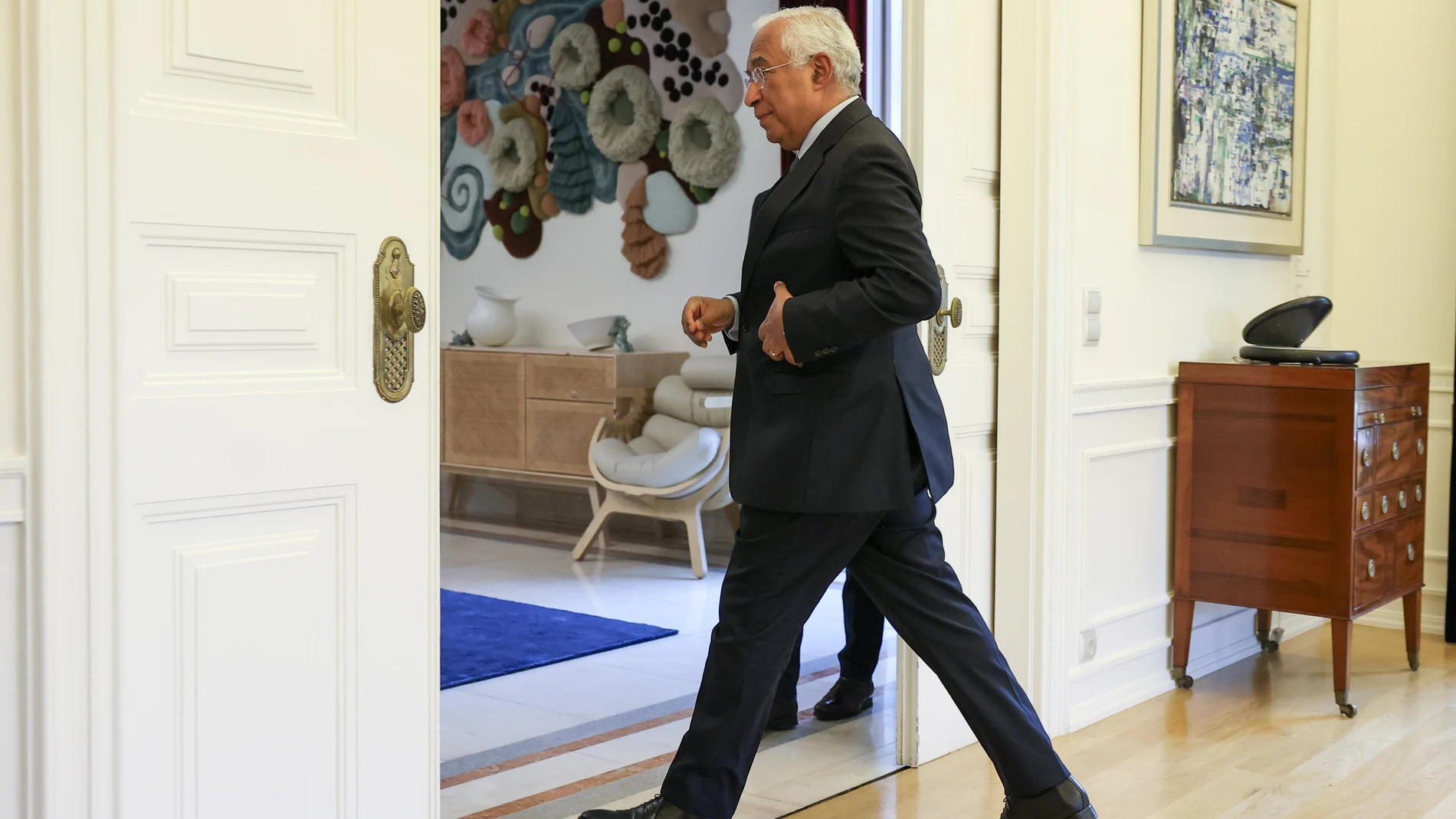 Lisbon (Portugal), 07/11/2023.- Portugal's Prime Minister Antonio Costa leaves after addressing the nation to announce he has submitted his resignation letter to the President of the Republic, at Sao Bento Palace in Lisbon, Portugal, 07 November 2023. Costa made the announcement after the Public Prosecutor's Office revealed that the prime minister was the subject of an autonomous investigation by the Supreme Court of Justice into lithium and hydrogen projects. (Lisboa) EFE/EPA/JOSE SENA GOULAO