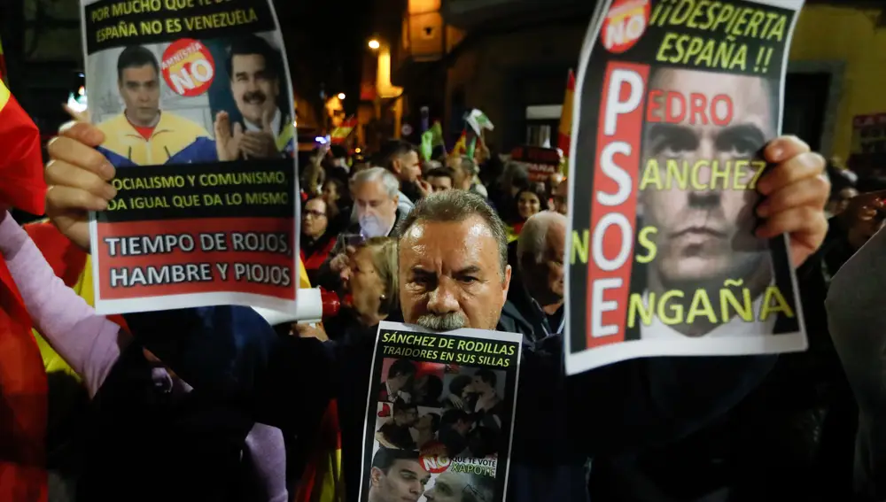 Concentración frente a la sede del PSOE en Murcia contra la posible Ley de Amnistía