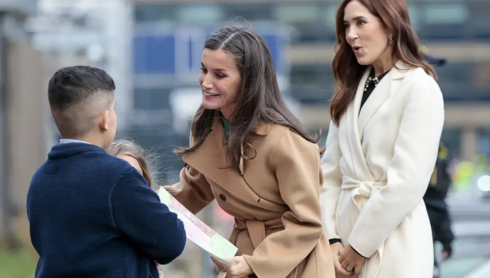 La Reina Letizia y Mary de Dinamarca, muy cercanas con unos niños en un hospital infantil de Copenhague