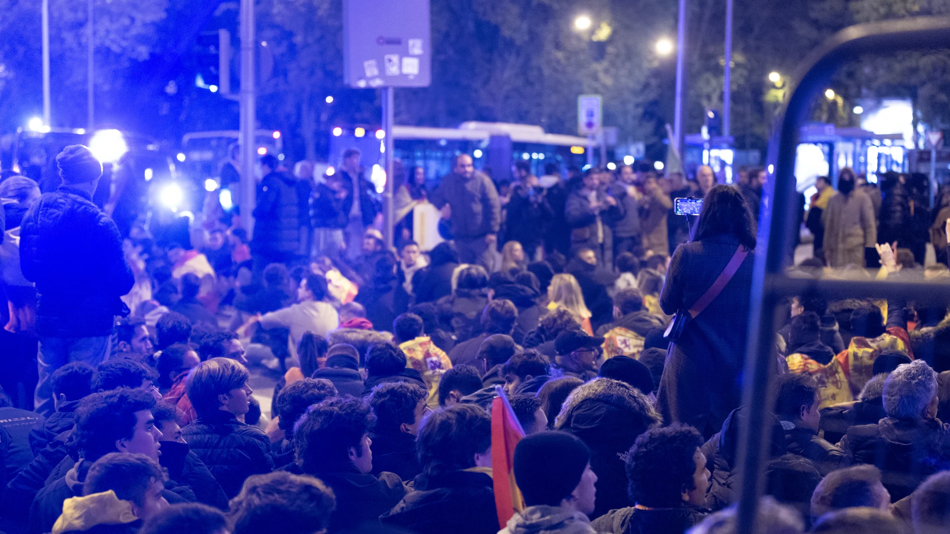 AMP2.- La Policía Nacional empieza a dispersar la protesta en la calle Ferraz