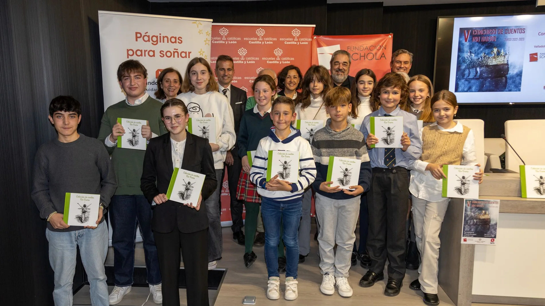 Foto de familia de los premiados con Luis Ortiz de Lanzagorta y Carlos Aganzo, entre otros