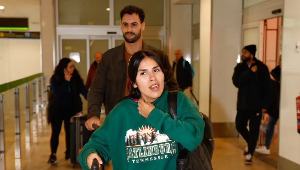 Isa Pantoja regresa de su luna de miel con look cómodo.