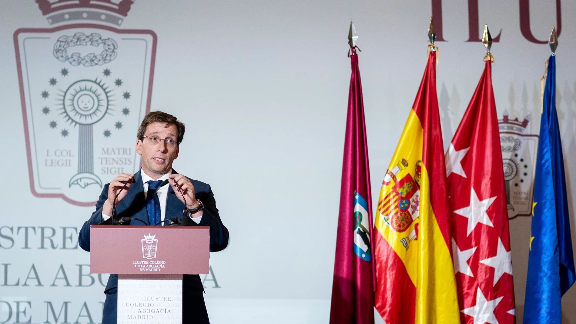 El alcalde de Madrid, José Luis Martínez-Almeida, clausura el acto de entrega de diplomas a los 400 profesionales del Ilustre Colegio de la Abogacía de Madrid (ICAM), en el Palacio de Cibeles, a 7 de noviembre de 2023, en Madrid (España). Almeida ha clausurado hoy el acto de entrega de diplomas a los 400 profesionales del Ilustre Colegio de la Abogacía de Madrid (ICAM) por sus 25, 50 y 60 años de ejercicio, en el que se hace entrega de la Medalla de Honor del ICAM al magistrado Manuel Marchen...
