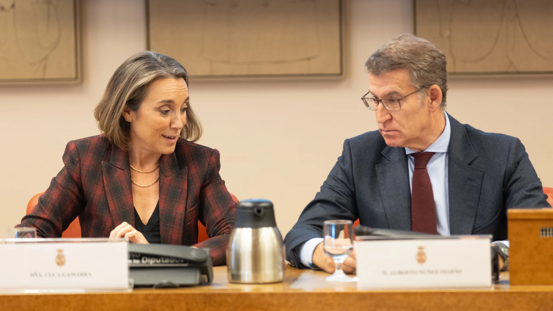 La secretaria general del PP, Cuca Gamarra y el presidente del PP, Alberto Núñez Feijóo, durante el segundo día de las Jornadas Parlamentarias "Frente a la amnistía, igualdad, libertad y dignidad", en el Congreso de los Diputados, a 8 de noviembre de 2023, en Madrid (España). Estas jornadas parlamentarias se celebran durante cuatro días, ayer, 7 de noviembre, hoy y el próximo 15 y 16 de este mes con el objetivo de analizar de manera crítica la amnistía "comprometida por Pedro Sánchez a sus so...