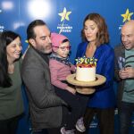 Ana Tamarit, Mario Sandoval, Samantha Vallejo Nájera y Sandro soplan la vela