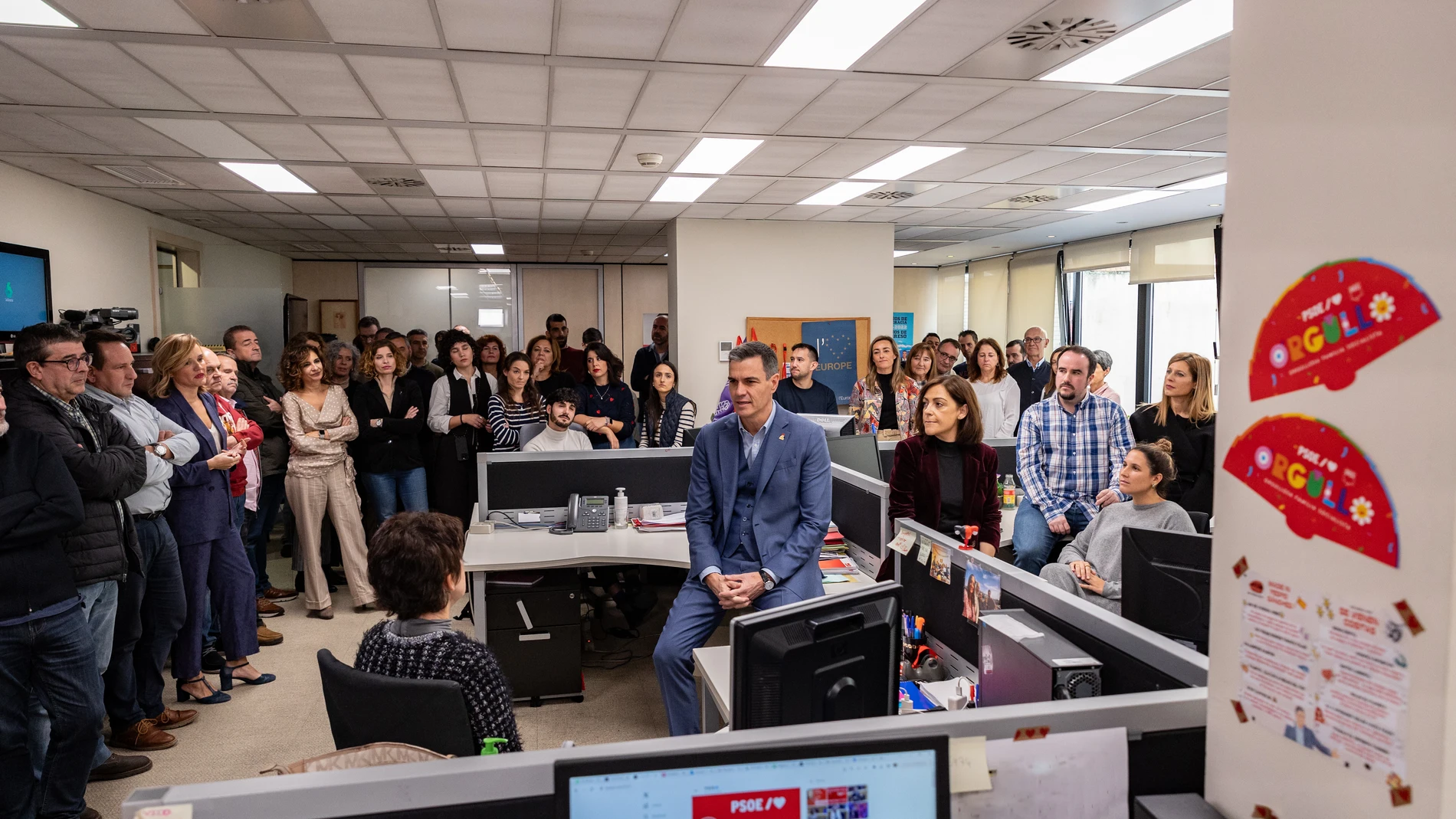 MADRID, 08/11/2023.-El secretario general del PSOE y presidente del gobierno en funciones, Pedro Sánchez, ha mantenido una reunión con las trabajadoras y trabajadores del PSOE en la sede de Ferraz este miércoles. El secretario general les ha mostrado su indignación ante la violencia que se está utilizando para intimidar al Partido Socialista y ha asegurado que no conseguirán amedrentar a los socialistas. EFE/PSOE***SOLO USO EDITORIAL/SOLO DISPONIBLE PARA ILUSTRAR LA NOTICIA QUE ACOMPAÑA (CRÉD...