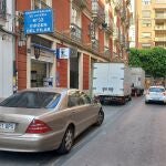 Coches y camiones aparcados sobre la acera en la calle Pizarro