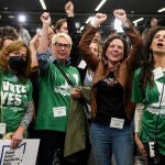 Simpatizantes a favor del aborto celebran los resultados, en Columbus, Ohio