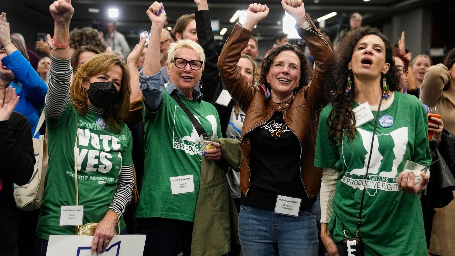 Simpatizantes a favor del aborto celebran los resultados, en Columbus, Ohio