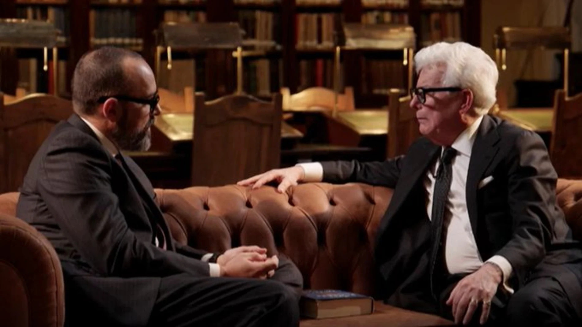 Ken Follet sentado junto a Risto Mejide