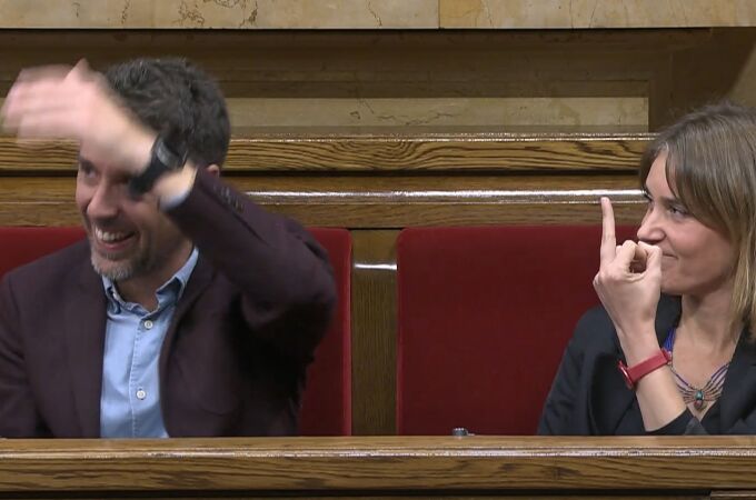 Tensión en el Parlament por las protestas contra la amnistía: fuerte intercambio de reproches y peineta de los Comunes a Vox