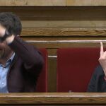 La líder de los Comunes, Jéssica Albiach, en el momento de la peineta junto al diputado David Cid