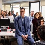 El secretario general del PSOE y presidente del gobierno en funciones, Pedro Sánchez, ha mantenido una reunión con las trabajadoras y trabajadores del PSOE en la sede de Ferraz