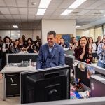 MADRID, 08/11/2023.-El secretario general del PSOE y presidente del gobierno en funciones, Pedro Sánchez, ha mantenido una reunión con las trabajadoras y trabajadores del PSOE en la sede de Ferraz este miércoles. El secretario general les ha mostrado su indignación ante la violencia que se está utilizando para intimidar al Partido Socialista y ha asegurado que no conseguirán amedrentar a los socialistas. EFE/PSOE***SOLO USO EDITORIAL/SOLO DISPONIBLE PARA ILUSTRAR LA NOTICIA QUE ACOMPAÑA (CRÉDITO OBLIGATORIO)***