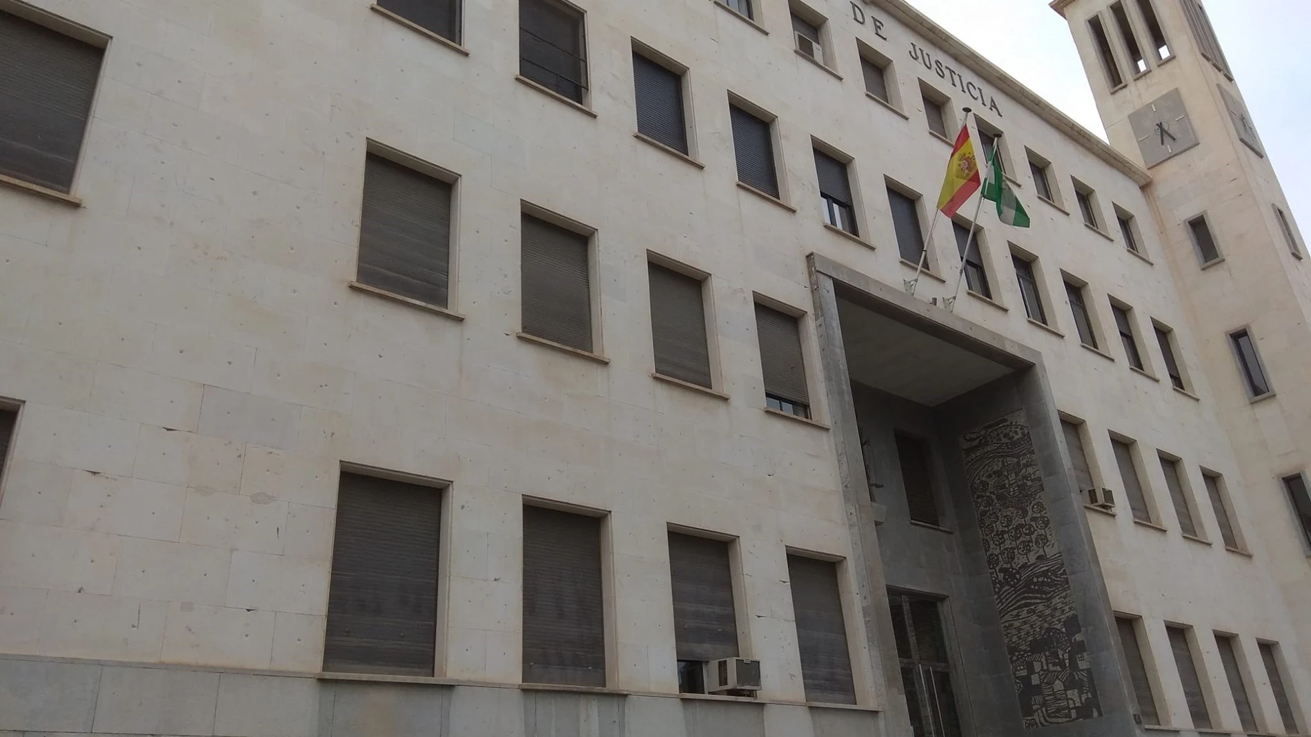 Las vecinas de la acusada de matar y enterrar a su bebé en Almería dijeron que les pidió una azada tras el parto