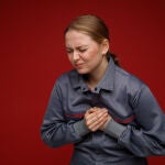 El dolor torácico en mujeres es menos específico