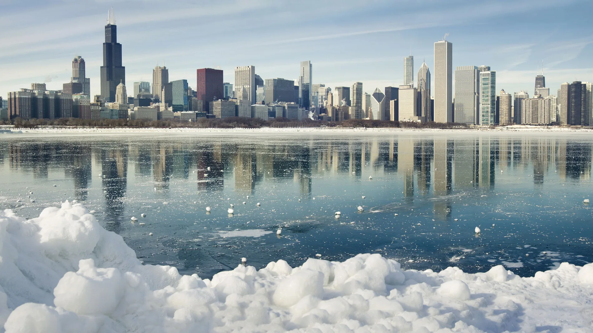 Chicago en invierno con el agua congelada
