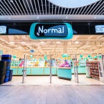 Fachada de la primera tienda NORMAL en España