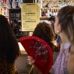 Turistas visitan el mercado de San Miguel en el centro de Madrid