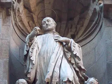 Estatua de San Andrés Avelino en la fachada de la iglesia de san Cayetano de Madrid Estatua de San Andrés Avelino en la fachada de la iglesia de san Cayetano de Madrid