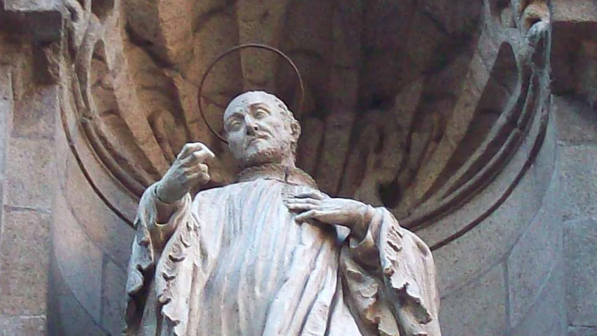 Estatua de San Andrés Avelino en la fachada de la iglesia de san Cayetano de Madrid
