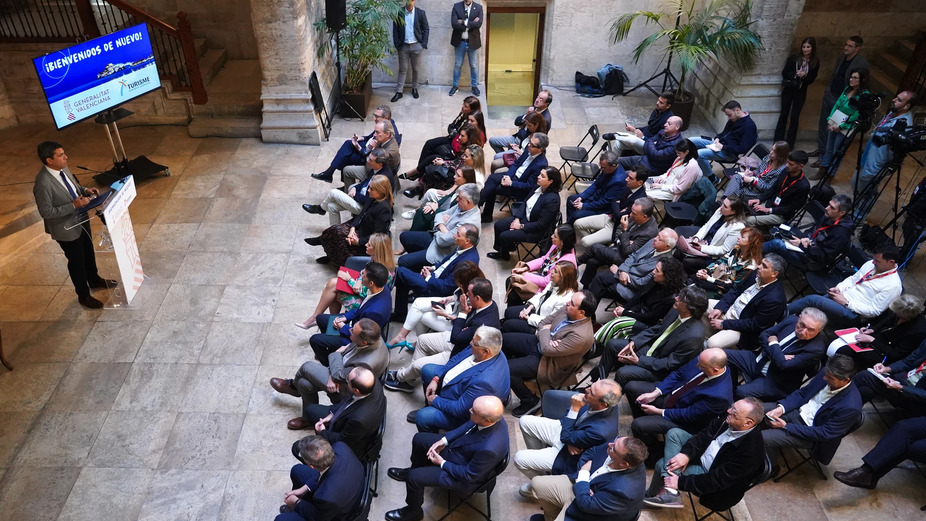 El presidente del PPCV y presidente de la Generalitat Valenciana, Carlos Mazón, interviene el día en el que se aprueba el Decreto Ley de Derogación de la tasa turística, a 10 de noviembre de 2023, en Valencia, Comunidad Valenciana (España). Mazón ha presentado el Decreto Ley de Derogación de la tasa turística a las principales entidades del sector turístico, Conostur, Hosbec y Aptur. La ley permitía que cada ayuntamiento aplicase voluntariamente la tasa y evaluar su eficacia cada tres años. U...