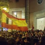 Banderas agujereadas en la manifestación contra la amnistía de Ferraz