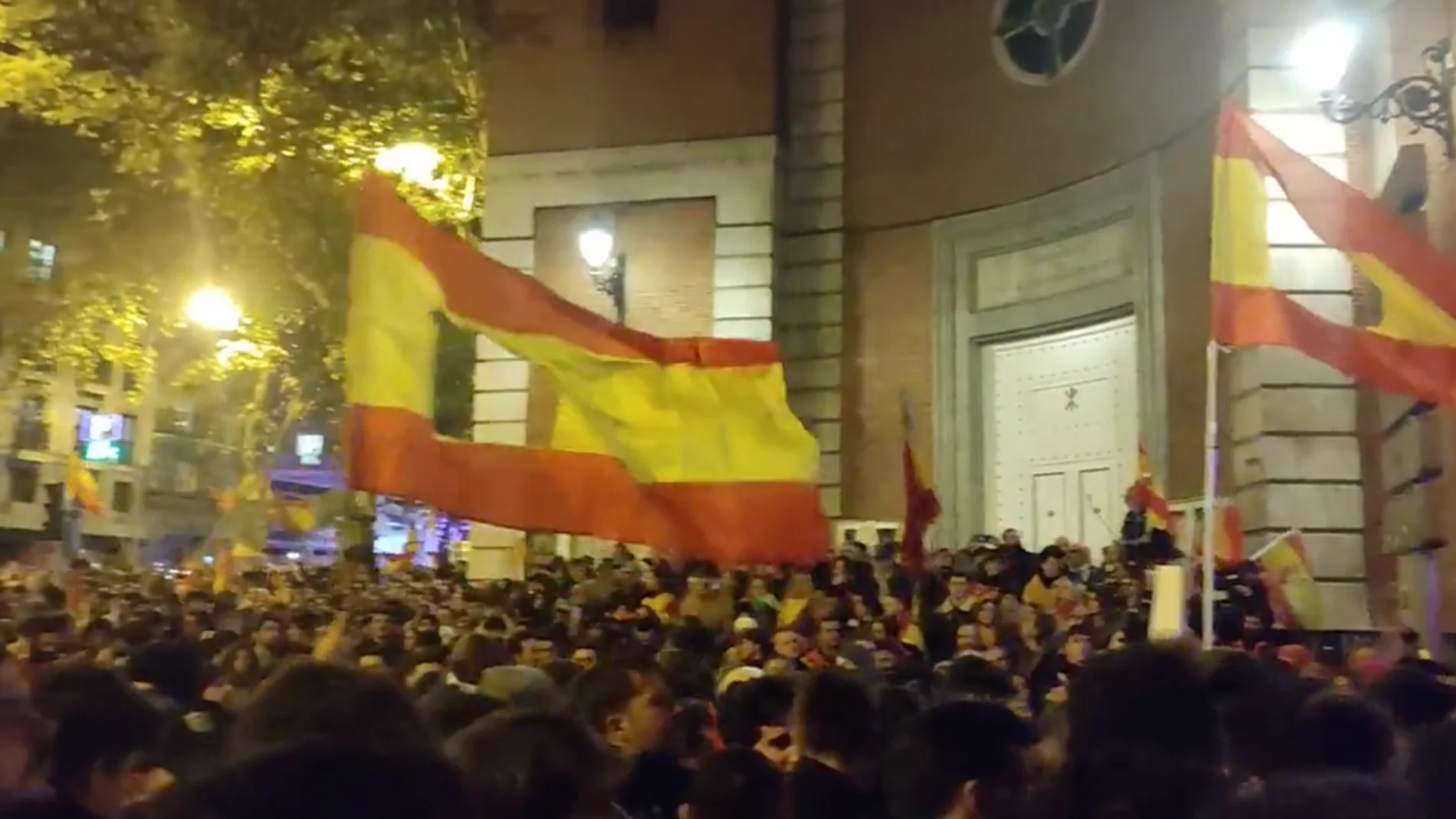 Banderas agujereadas en la manifestación contra la amnistía de Ferraz
