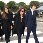 Celinda Sánchez, Alma Fernández-Tapias González, Nuria González e Iván Fernández-Tapias González a su llegada al tanatorio, a 26 de octubre de 2023, en Tres Cantos 