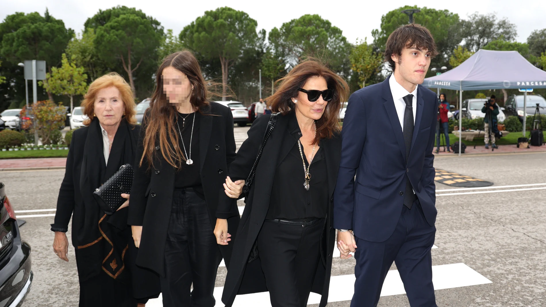 Celinda Sánchez, Alma Fernández-Tapias González, Nuria González e Iván Fernández-Tapias González a su llegada al tanatorio, a 26 de octubre de 2023, en Tres Cantos