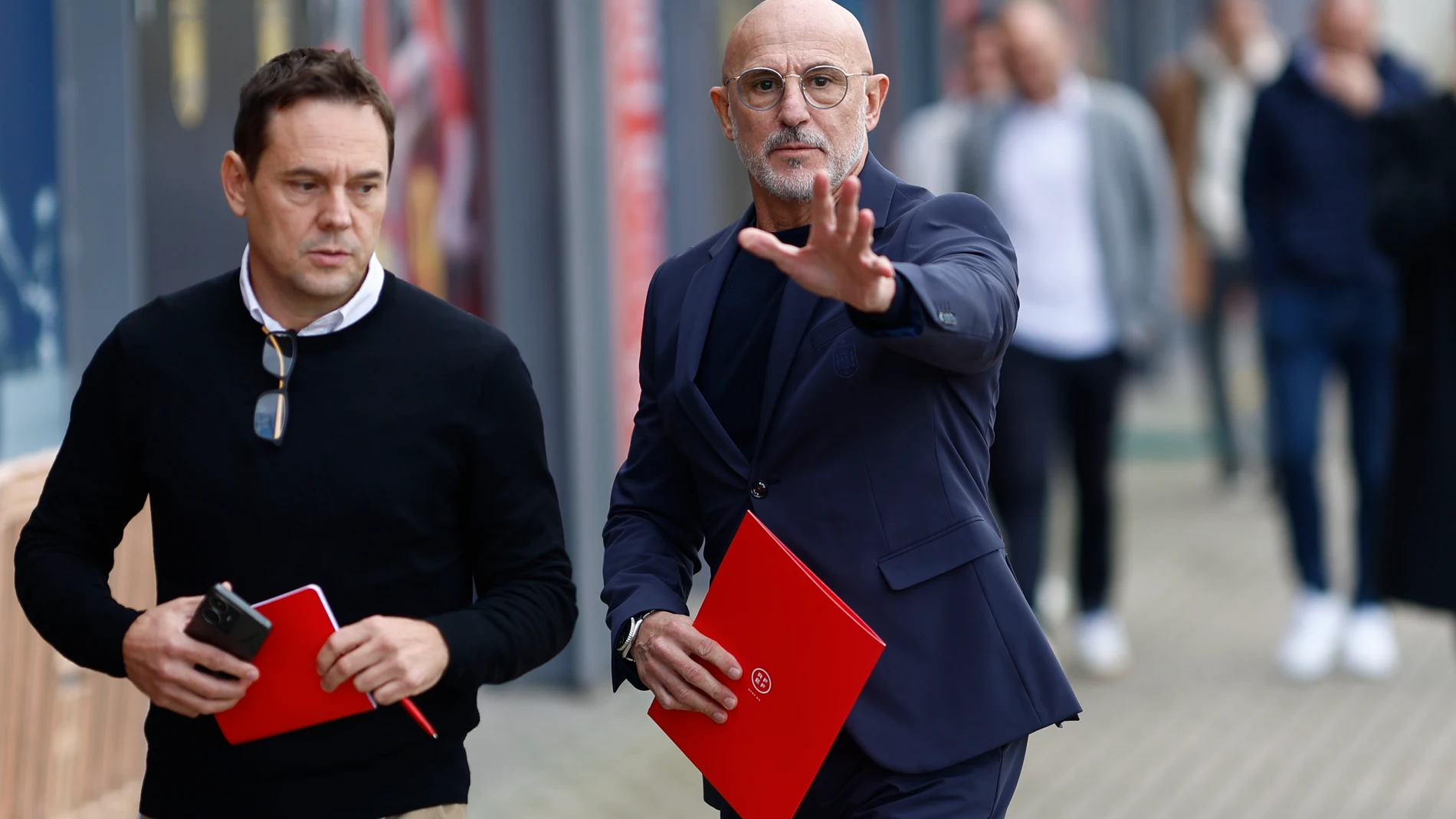 LAS ROZAS (MADRID), 10/11/2023.- El seleccionador español de fútbol, Luis de la Fuente (d), a su llegada a la rueda de prensa en la que anunció la lista de convocados para los dos próximos partidos ante Chipre y Georgia, de clasificación para la Eurocopa 2024, este viernes en la Ciudad del Fútbol de Las Rozas (Madrid). EFE/ Rodrigo Jiménez