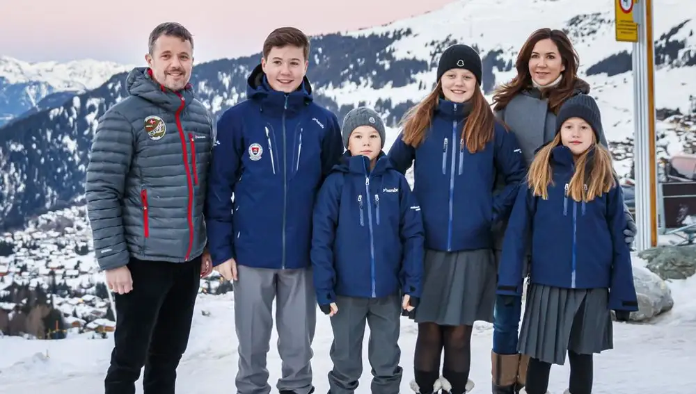 Los príncipes de Dinamarca junto a sus cuatro hijos
