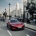  Los hermanos gemelos Hugo y Ross Turner, de Reino Unido, conducen el MG Electric Cyberster de Londres a Shanghái y actualmente viajan por Madrid