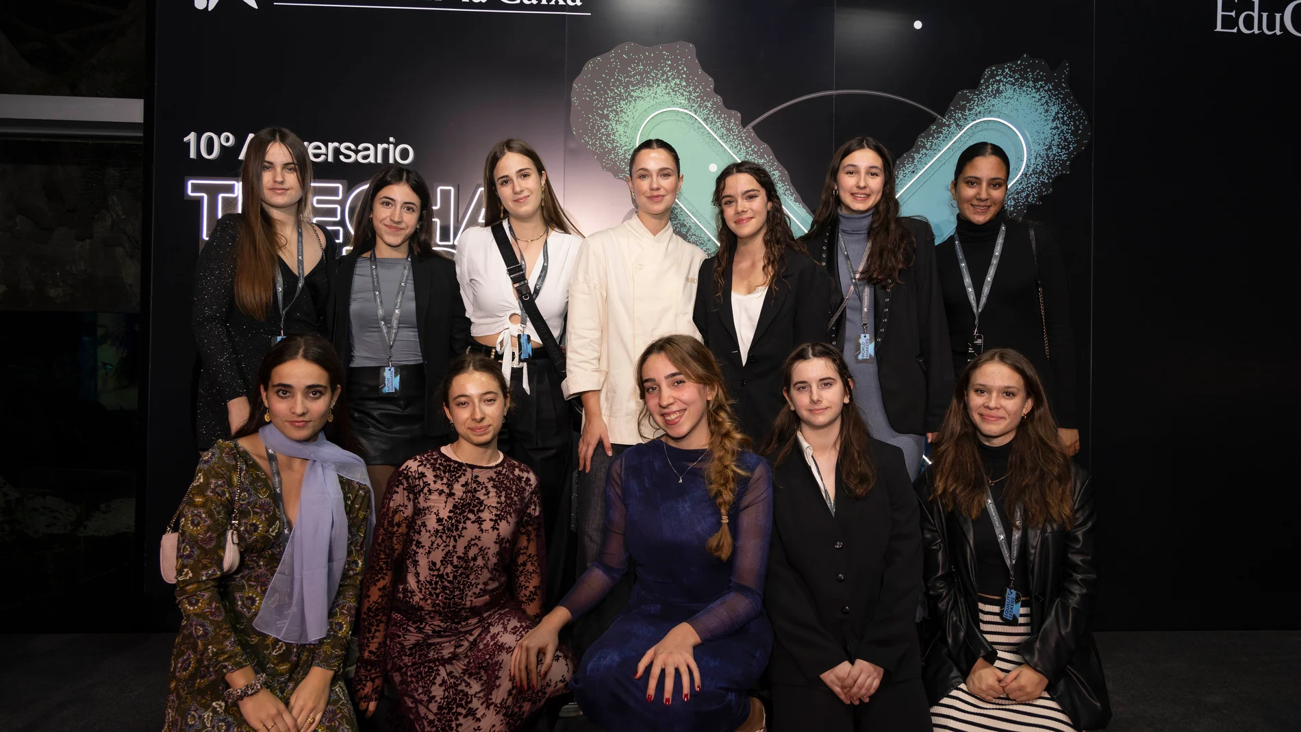 Tres equipos de estudiantes que participaron en la última edición de The Challenge con la cocinera Verónica Gómez de Liaño, finalista de Masterchef 10, que impartió un taller de cocina vinculado a las 4C de la educación en el acto de celebración este jueves en Barcelona en el Museo de la Ciencia CosmoCaixa