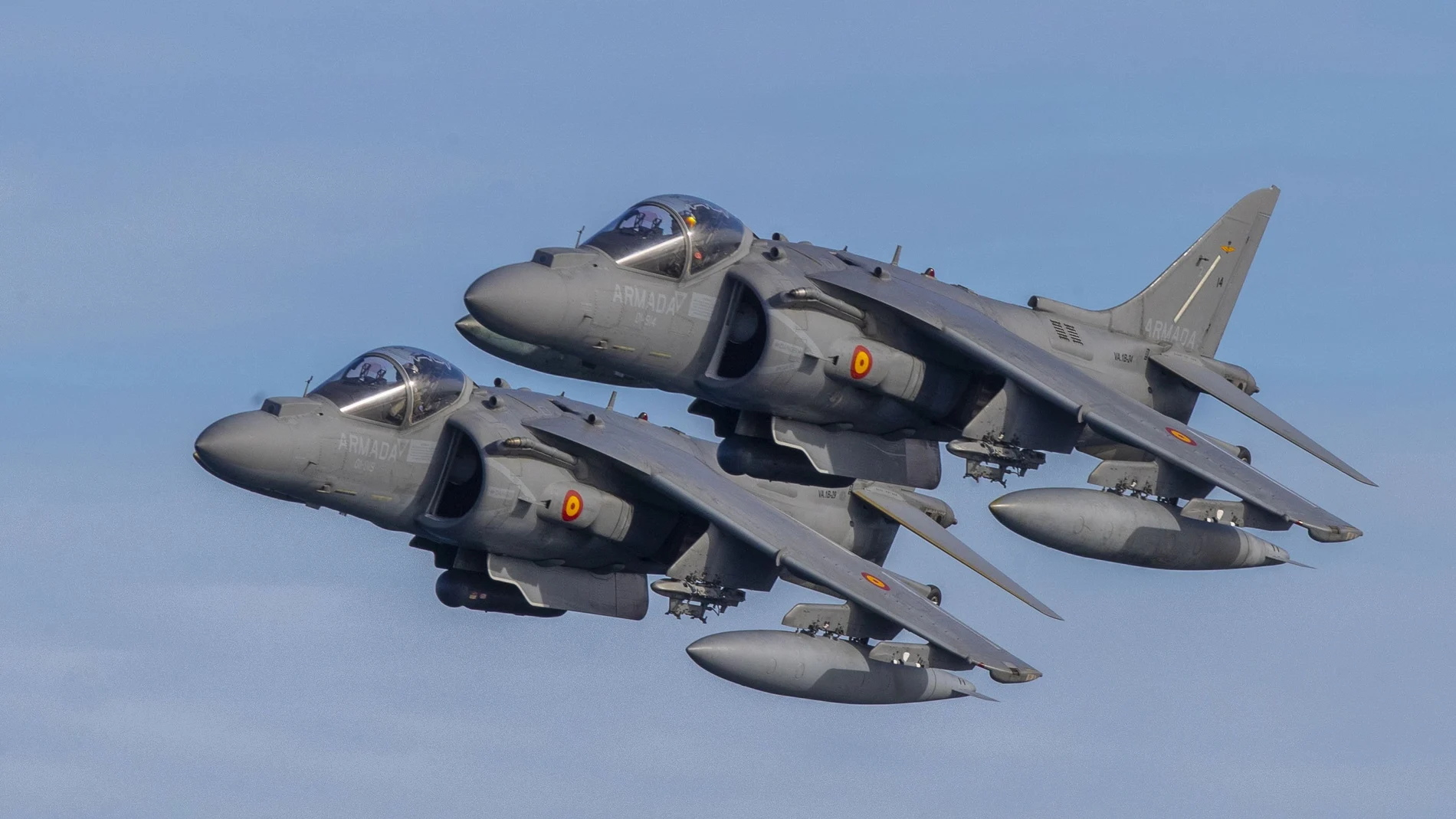 Dos aviones Harrier AV8B, dentro de las maniobras operativas Neptune Strike 23-3 de OTAN, que se están realizando este miércoles en las proximidades de La Algameca (Cartagena) en la que participa el buque de asalto anfibio Castilla, un batallón reforzado de desembarco del tercio de la Armada, dos aviones Harrier AV8B y dos helicópteros Morsa SH60F de la 5ª escuadrilla.