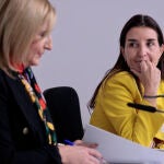 La portavoz del Gobierno, Ruth Merino (i) observa ala consellera Salomé Pradas (d)