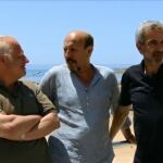 Juan Echanove e Imanol Arias flanquean a Javier Ruibal ante la playa de La Caleta de Cádiz