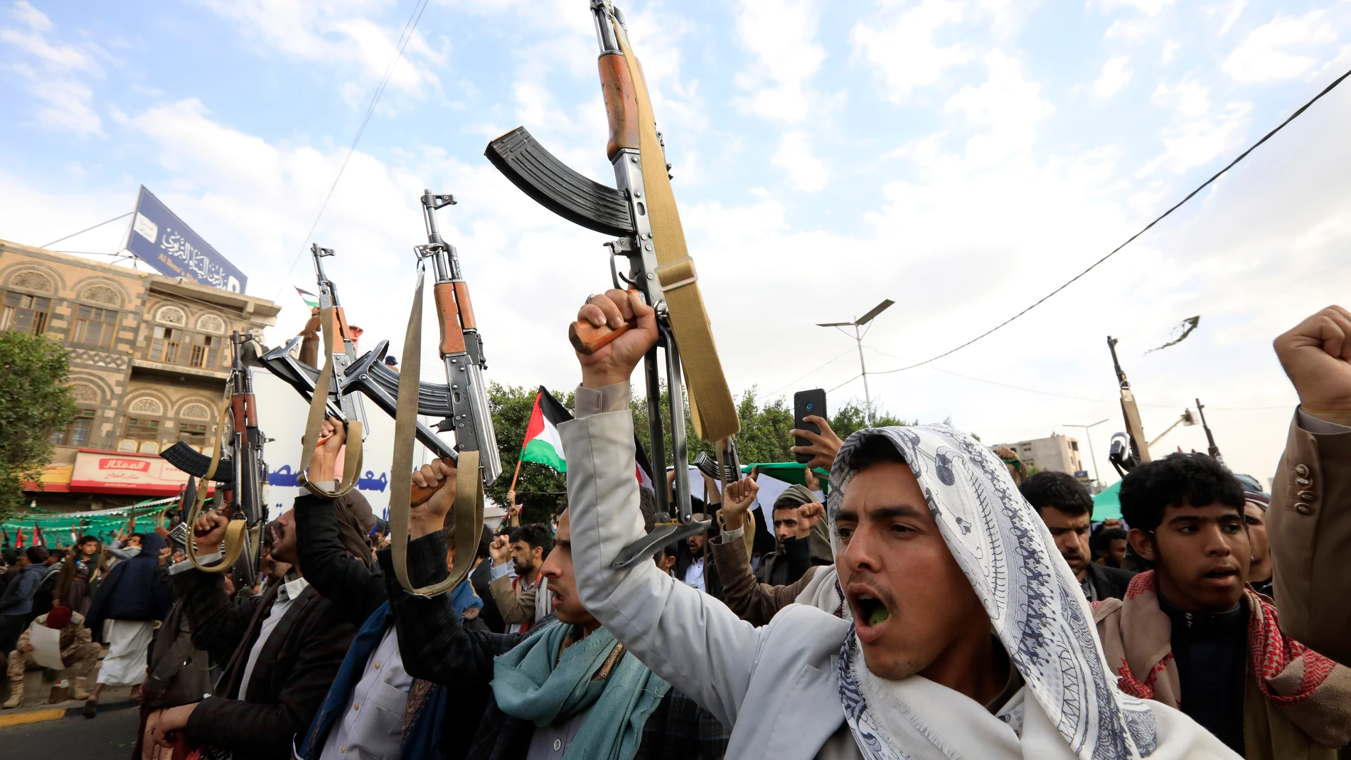 Sana'a (Yemen), 10/11/2023.- Yemenis holding up weapons shout slogans during a protest in solidarity with the Palestinian people amid the ongoing conflict between Israel and Hamas, in Sana'a, Yemen, 10 November 2023. Thousands of Israelis and Palestinians have died since the militant group Hamas launched an unprecedented attack on Israel from the Gaza Strip on 07 October, and the Israeli strikes on the Palestinian enclave which followed it. (Protestas) EFE/EPA/YAHYA ARHAB