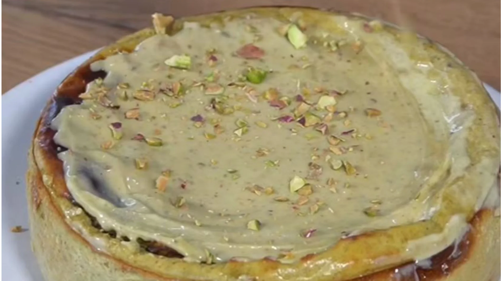 Disfruta de una deliciosa tarta de queso y pistacho con menos calorías