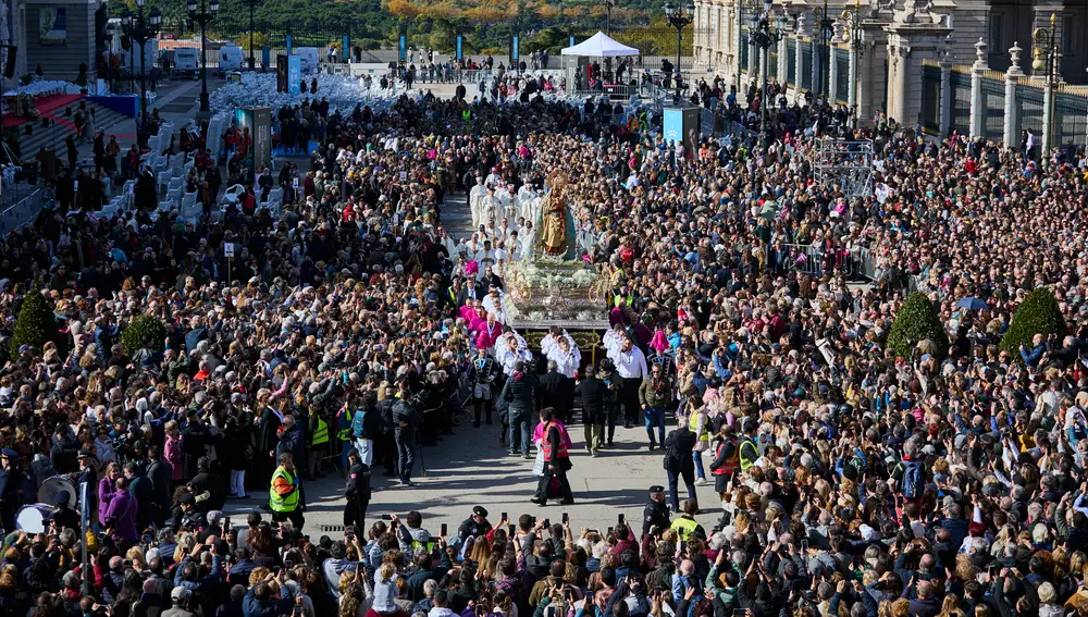 Madrid celebra la festividad de su patrona, la Virgen de la Almudena, en una jornada festiva donde los representantes políticos de la ciudad y la comunidad van a asistir a la misa solemne que el cardenal arzobispo de Madrid, José Cobo, preside en la catedral. Asisten la presidenta de la comunidad, Isabel Diaz Ayuso y Jose Luis Martinez Almeida.
