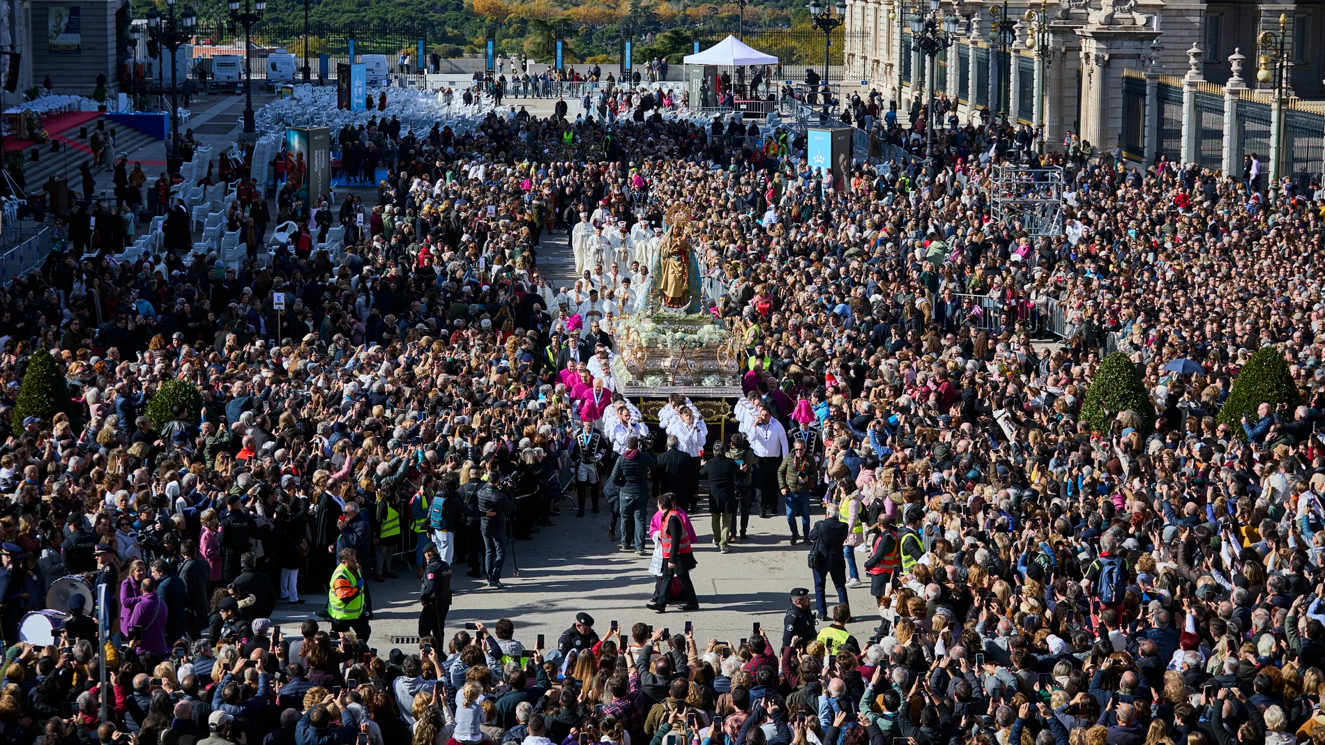 Madrid celebra la festividad de su patrona, la Virgen de la Almudena, en una jornada festiva donde los representantes políticos de la ciudad y la comunidad van a asistir a la misa solemne que el cardenal arzobispo de Madrid, José Cobo, preside en la catedral. Asisten la presidenta de la comunidad, Isabel Diaz Ayuso y Jose Luis Martinez Almeida.